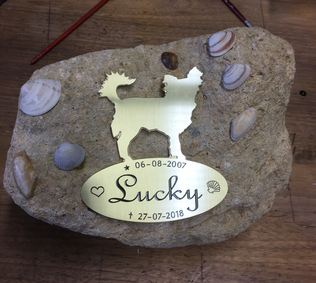 Graf gedenkplaat huisdier plaquette graveren hond